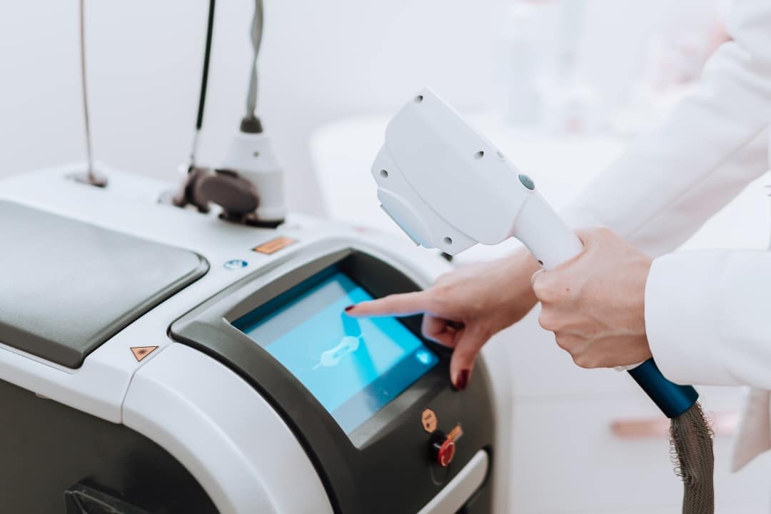 Qual o Melhor Tratamento para Manchas Faciais: Laser Fotona e ZYE